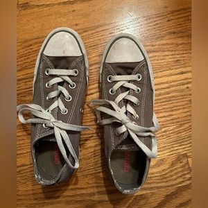 Brown W size 6 converse lows